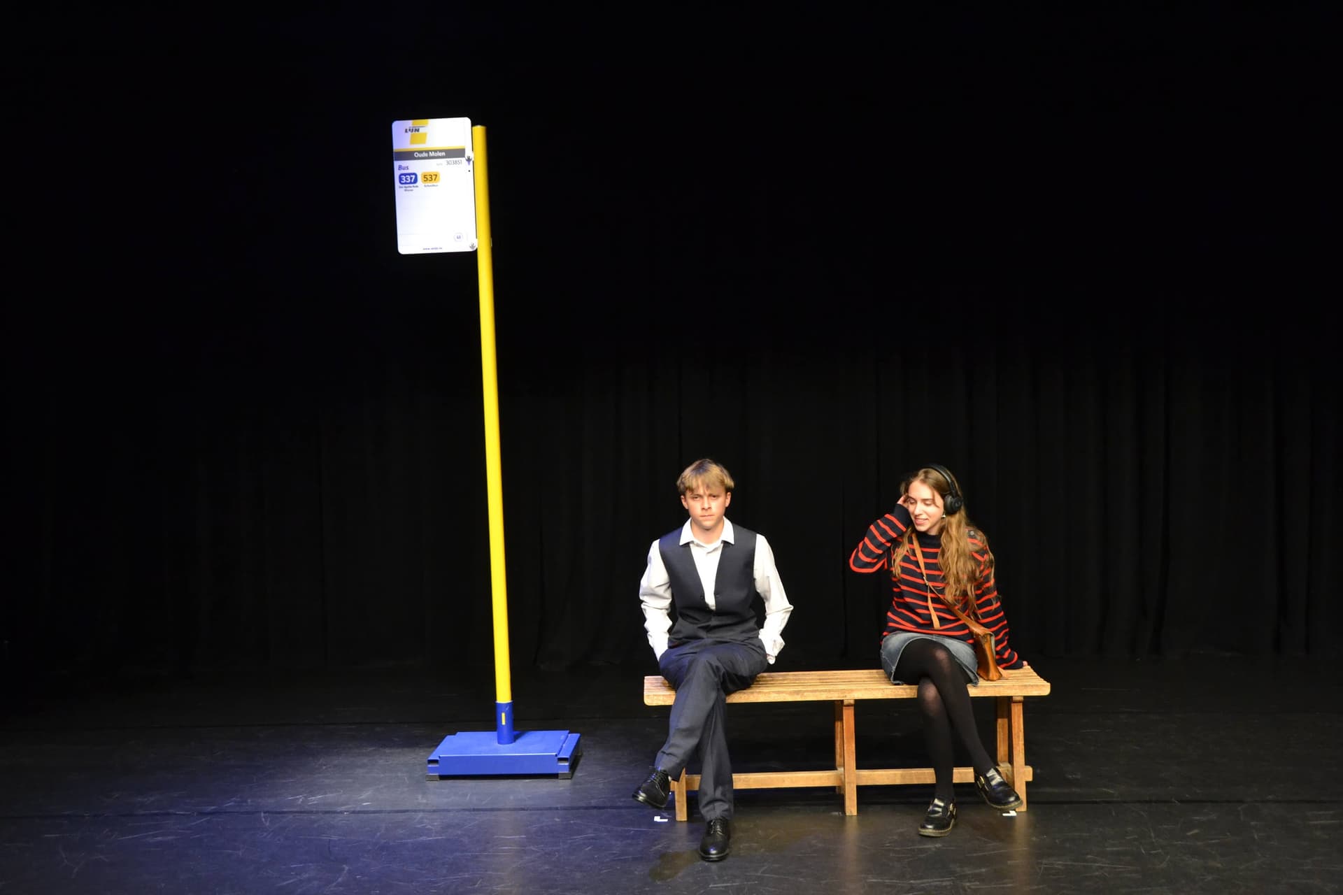 Onderweg, een voorstelling van ECHO Toneel. Onderweg vertelt het verhaal van Billy en Margot: 2 jongeren uit een compleet andere wereld en elk met hun eigen levensvisie, die elkaar toevallig ontmoeten aan een bushalte. Tijdens hun gesprekken en ontmoetingen met andere passanten, beginnen ze echter te twijfelen aan zaken die ze eerst als vanzelfsprekend zagen. Uiteindelijk is het enige wat ze nog zeker weten, dat hun leven nu voorgoed veranderd is.